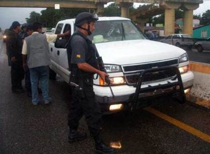 Agentes inspeccionan el vehículo en el que el martes fue asesinado un jefe policial en Villahermosa.