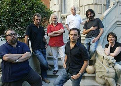 De izquierda a derecha, Álex de la Iglesia, Mariano Barroso, Montxo Armendáriz, Manolo Matjí, Fernando León y Patricia Ferreira. En el centro, Alejandro Amenábar. Posaron la semana pasada en la Casa de América de Madrid.
/ LUIS MAGÁN