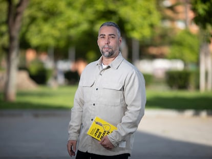 Rubén Sánchez, portavoz de Facua, en Sevilla con un ejemplar de su libro '¿Por qué dejas que te roben?'.