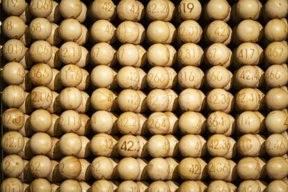 Las bolas están hechas de madera de boj y lógicamente son todas del mismo tamaño (18,8 milímetros) y peso (3 gramos). Los números están grabados con láser.
