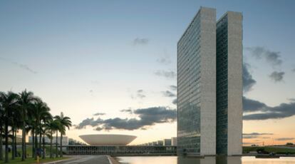 El presidente Juscelino Kubitschek, en 1955, organizó el concurso para construir la nueva capital de Brasil. Lo ganó el urbanista Lucio Costa, quien confió a su aventajado alumno Óscar Niemeyer los edificios más destacados. como los que aparecen en la fotografía, pertenecientes al Congreso Nacional de Brasil.