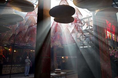 Un hombre reza en el templo de Tin Hau en el área de Yau Ma Tei de Hong Kong.