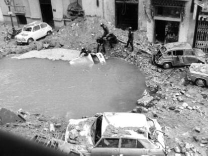 Socavón que dejó el atentado contra el almirante Luis Carrero Blanco, en la calle Claudio Coello de Madrid, el 20 de diciembre de 1973.