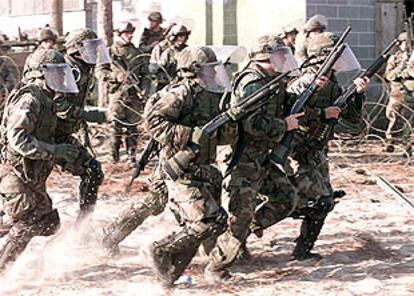 <i>Marines</i> de unidades antiterroristas se entrenan con armas antidisturbios en Camp Lejuene, Carolina del Norte.