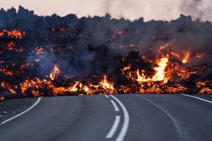 La fisura eruptiva es de unos tres kilmetros y la lava se desplaza tanto en direccin este como oeste. 