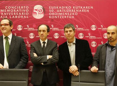 De izquierda a derecha, el director general de la OSE, Iñigo Alberdi; Juan Cid, representante de Caja Laboral, Kepa Junkera e Iker Sánchez, ayer en la presentación del proyecto.