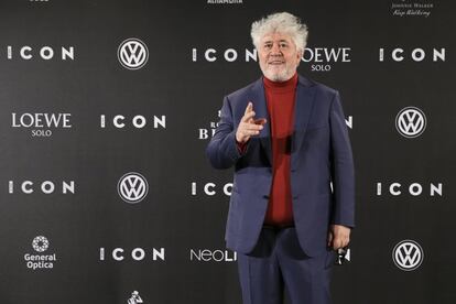 Pedro Almodóvar apartó por una noche el doblaje de su nueva película para acudir a los premios y darle el galardón a la mujer del año a Rosalía.