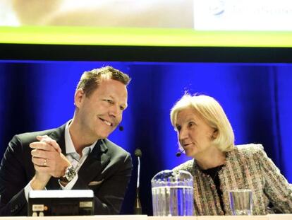 El consejero delegado, EJohan Dennelind, y la presidenta de Telia-Sonera, Marie Ehrling, en la junta de accionistas.