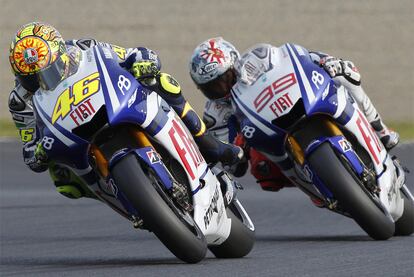 Rossi y Lorenzo han protagonizado la lucha por la tercera plaza del GP de Japón. El italiano se ha impuesto al final.
