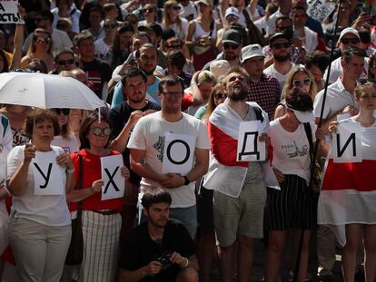 Protestas este lunes a las puertas de la sede de la televisión pública en Minsk.