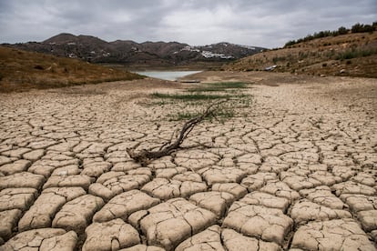 El pantano de la Viñuela en verano de 2022, durante una época de sequía.
