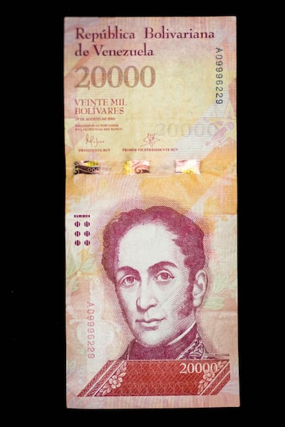 O bolívar foi perdendo valor paulatinamente. Atualmente 100.000 bolívares mal dão para pagar um café, embora o máximo que possa ser retirado do banco por dia sejam 10.000 bolívares. A cédula de 500 bolívares (11,3 dólares segundo as cotações oficiais e 2,1 dólares no mercado negro) será a máxima denominação.