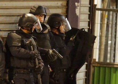 Unidades especiais da policial no centro de Saint-Denis onde acontece o confronto com um grupo de terroristas.