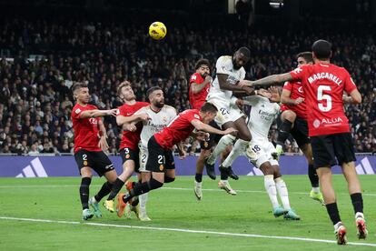 Rüdiger cabecea el gol del Madrid.