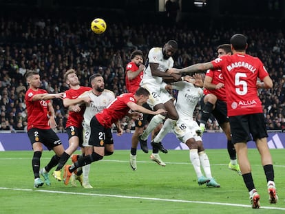 Rüdiger cabecea el gol del Madrid.