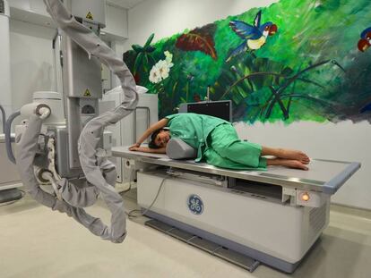 Una paciente durante una radiografía de espalda en un hospital pediátrico de Hong Kong. 