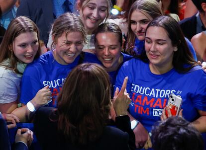 Kamala Harris habla con varias seguidoras, este miércoles tras un mitin en Madison (Wisconsin).