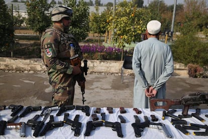 Un agente de seguridad afgano junto a un detenido en Jalalabad, Afganistan.