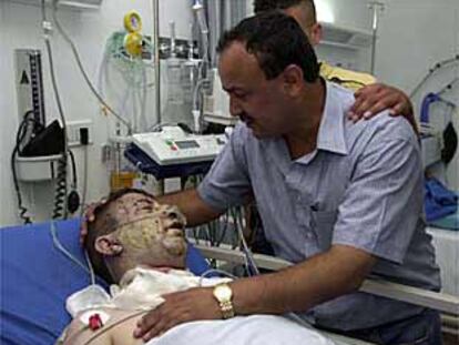 El jefe de las milicias de Al Fatah, Maruán Barghuti, con el guardia herido en el ataque de ayer a su convoy.