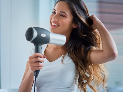 Gracias a los iones el cabello tarda menos tiempo en secarse y se consiguen resultados profesionales. GETTY IMAGES.