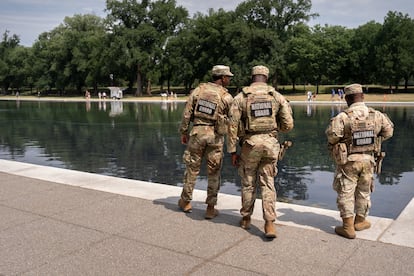 Miembros de la Guardia Nacional observan el estanque reflectante del Monumento a Lincoln, este lunes.