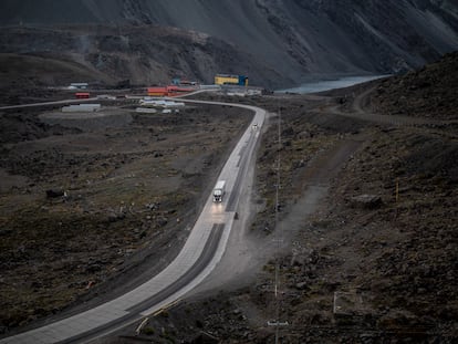 Un camión en la carretera que lleva al cruce fronterizo de Los Libertadores, entre Argentina y Chile.