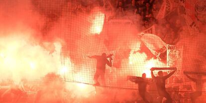 Aficionados del Stuttgart encienden bengalas durante el encuentro de la segunda etapa de la Bundesliga frente al Union Berlin, en el Estadio An der Alten F?rsterei, en Berln (Alemania).