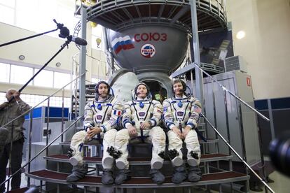 Los astronautas Thomas Pesquet (Francia), Oleg Novitsky (Rusia) y Peggy Annette Whitson (Estados Unidos) posan con una maqueta de una nave espacial Soyuz, en el Centro de Formación Espacial Rusa, a las afueras de Moscú (Rusia).