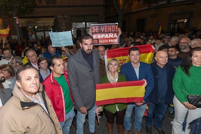 El presidente de VOX en Murcia y vicepresidente del gobierno regional, José Ángel Antelo (tercero por la izquierda), acompañado por el concejal en el Ayuntamiento de Murcia Luis Gestoso (a la izquierda) y el consejero de Fomento de Murcia, José Manuel Pancorbo (segundo por la derecha), entre otros, asisten a la concentración de este jueves en la calle Princesa de Murcia, donde se encuentra la sede regional del PSOE.