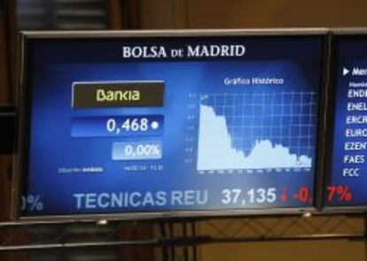 Un monitor de la Bolsa de Madrid muestra un gr&aacute;fico con la evoluci&oacute;n hist&oacute;rica de la cotizaci&oacute;n de Bankia. EFE/Archivo