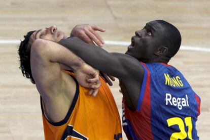 Guardia del Fuenlabrada y Ndong del Barcelona durante el partido.