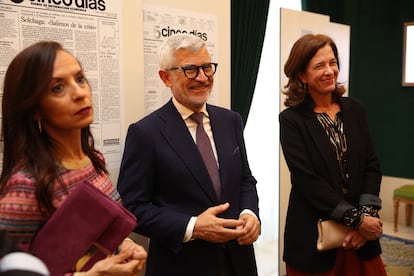 Beatriz Corredor, presidenta de REDEIA, Ángel Rivera, consejero delegado de Banco Santader España, y Alejandra Kindelán, presidenta de la AEB.