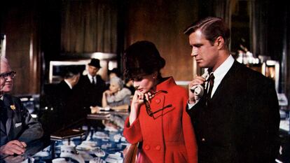 Audrey Hepburn y George Peppard, en una escena de la película 'Desayuno con diamantes' (1961), de Blake Edwards.