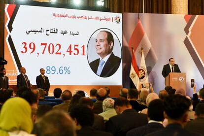 El jefe de la Autoridad Electoral Nacional de Egipto, Hazem Badawy, habla junto a una pantalla que muestra el número de votos obtenidos por Al Sisi durante una conferencia de prensa, este lunes.

