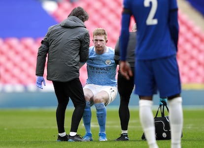 Kevin de Bruyne antes de retirarse del campo lesionado.