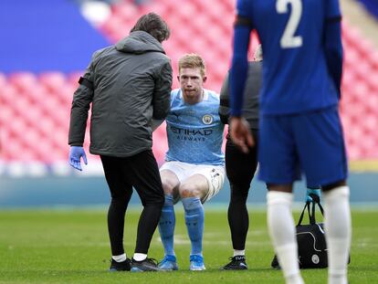 Kevin de Bruyne antes de retirarse del campo lesionado.