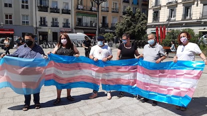 Varios representantes de colectivos LGTBI, este lunes en la plaza de Pedro Zerolo, en el barrio madrileño de Chueca.