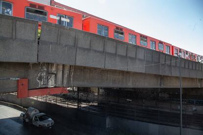 Imagen de esta semana de una de las "grapas" colocadas bajo la Línea 9 del Metro de Ciudad de México.