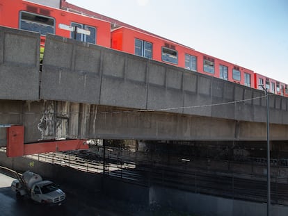 Imagen de esta semana de una de las "grapas" colocadas bajo la Línea 9 del Metro de Ciudad de México.