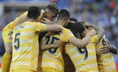 Los jugadores del Girona celebran el primer gol.