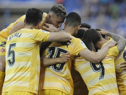 Los jugadores del Girona celebran el primer gol.