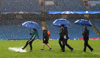 El &aacute;rbitro y el delegado de la UEFA comprueban el estado del campo.