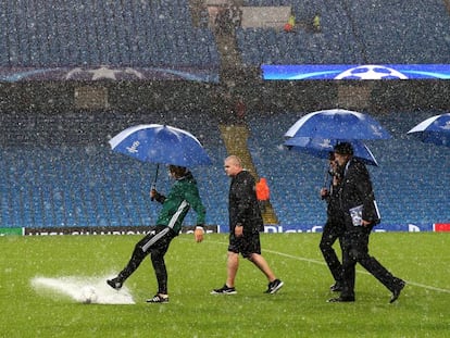 El &aacute;rbitro y el delegado de la UEFA comprueban el estado del campo.