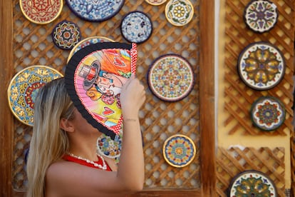 Una turista camina por los alrededores de la Mezquita-Catedral de Córdoba, en agosto de 2025.