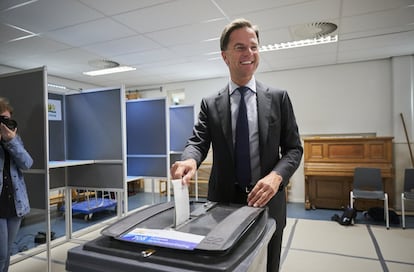 El primer ministro holandés, Mark Rutte, emite su voto en La Haya (Países Bajos), este jueves. Según las últimas proyecciones, el partido liberal VVD al que pertenece Rutte podría tener que contentarse con entre 3 y 5 eurodiputados en estos comicios.