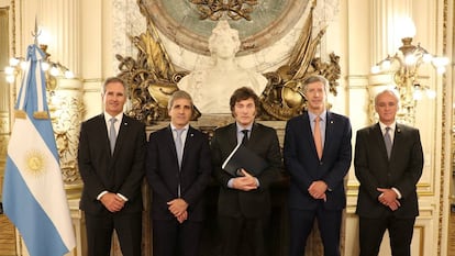 El Presidente Javier Milei, junto al Ministro de Economía, Luis Caputo; el Secretario de Finanzas, Pablo Quirno; el Presidente del Banco Central, Santiago Bausili; y el Vicepresidente del Banco Central, Vladimir Werning, antes de dar un mensaje por Cadena Nacional, el 22 de abril de 2024.