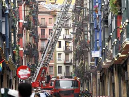 Los bomberos, ayer, en la calle Dos de Mayo de Bilbao.