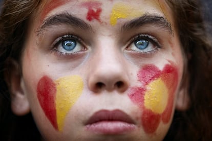 Torcedora da Espanha na partida contra a Holanda.