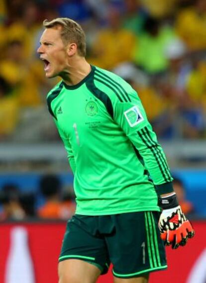 Neuer grita durante el partido ante Alemania