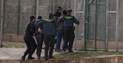 Expulsión de dos inmigrantes que intentaron entrar en Melilla.